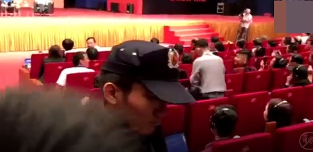 “Fan cuồng” vái lạy Jack Ma mang tỏi Lý Sơn và tinh bột nghệ tặng thần tượng - 3
Khi về chỗ, anh chàng tiếp tục chắp tay lạy rồi mới ngồi