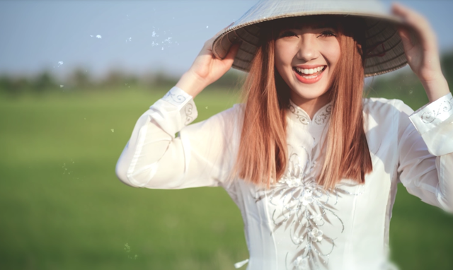 Hot girl Thái Lan nhận được “bão like” khi mặc áo dài Việt - 3 Hot girl Thái Lan nhận được “bão like” khi mặc áo dài Việt - 3