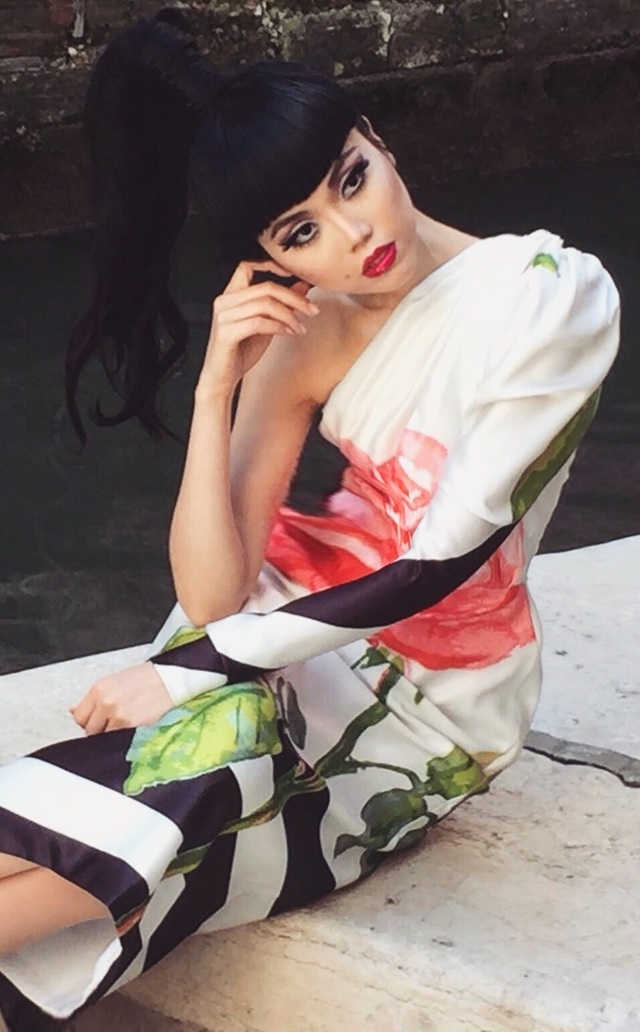 Siêu mẫu Jessica Minh Anh lộng lẫy trang phục sắc màu tại Venice ...