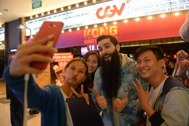 Đạo diễn phim “Kong” rao bán nhà ở Mỹ và muốn sống ở Việt Nam - 1 Robert bất ngờ đột nhập một phòng chiếu phim Kong: Skull Island ở Q.7 khiến khán giả vô cùng thích thú. Ảnh: CGV.