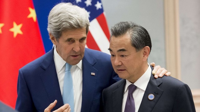 Mỹ trấn an Bắc Kinh về chính sách Một Trung Quốc - 1 Ngoại trưởng Mỹ John Kerry (trái) và người đồng cấp Vương Nghị trong cuộc trò chuyện hồi tháng 9/2016 (Ảnh: AFP)