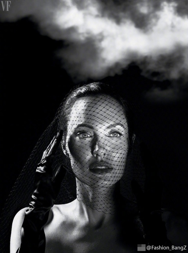 Angelina Jolie trải lòng về căn bệnh lạ và cuộc hôn nhân với Brad Pitt - 9 Angelina Jolie trải lòng về căn bệnh lạ và cuộc hôn nhân với Brad Pitt - 9
