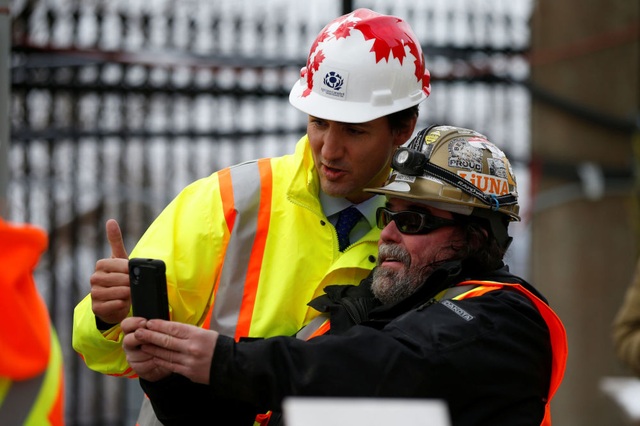 Ảnh "tự sướng" của các nguyên thủ thế giới - 11
Thủ tướng Canada Justin Trudeau chụp ảnh cùng một người đàn ông tại Ottawa, Ontario tháng 1/2017 (Ảnh: Reuters)