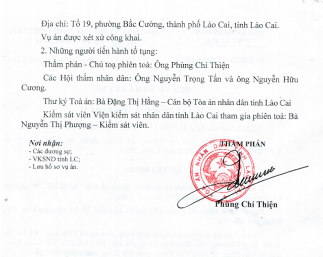 Bất ngờ hoãn xét xử vụ Chủ tịch tỉnh Lào Cai bị người dân kiện ra toà - 2
Chủ tịch UBND tỉnh Lào Cai và Chủ tịch UBND TP Lào Cai chuẩn bị hầu toà sau khi người dân quyết định khởi kiện.