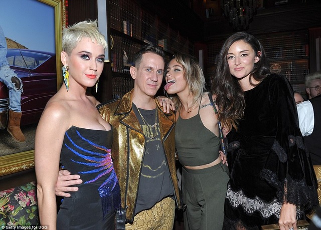 Katy Perry khoe ngực đầy với váy trễ nải - 4
Trước đó Katy rất thành công khi đảm nhiệm vai trò MC của lễ trao giải VMA 2016