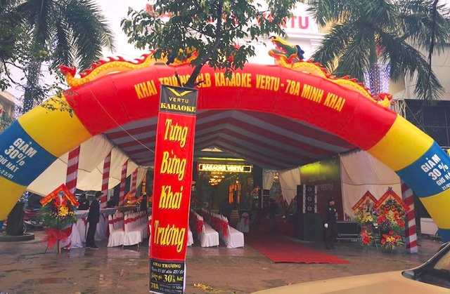 Nghệ An: Chưa có phép, quán karaoke vẫn rầm rộ khai trương để kịp phục vụ Tết? - 1 Quán karaoke Vertu (78A Minh Khai, TP. Vinh) rầm rộ khai trương đúng vào ngày thứ 7, 21/1. Ảnh người dân cung cấp.