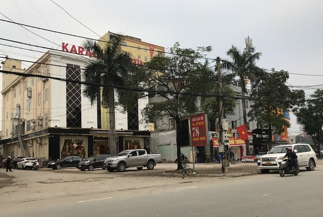 Nghệ An: Chưa có phép, quán karaoke vẫn rầm rộ khai trương để kịp phục vụ Tết? - 4 Mặt tiền quán karaoke này nằm ở đường Nguyễn Thị Minh Khai - tuyến đường nóng là nơi đóng của nhiều trụ sở cơ quan hành chính sự nghiệp.