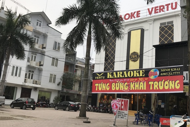 Nghệ An: Chưa có phép, quán karaoke vẫn rầm rộ khai trương để kịp phục vụ Tết? - 3 Quán khai trương treo nhiều băng rôn khuyến mại giảm giá giờ hát để mời gọi khách đến hát.