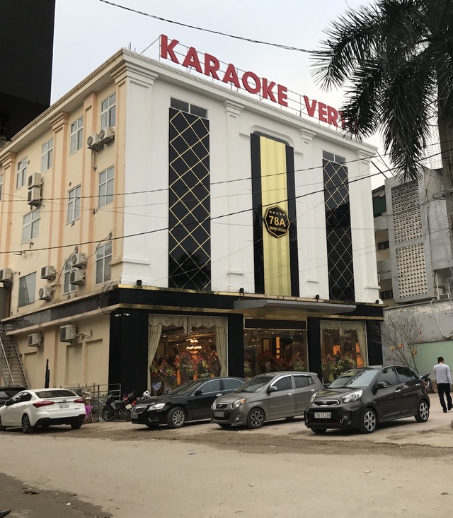 Nghệ An: Chưa có phép, quán karaoke vẫn rầm rộ khai trương để kịp phục vụ Tết? - 2 Quán karaoke này được nâng cấp lại từ tòa nhà 4 tầng. Trước đây, tòa nhà 4 tầng này được cho thuê làm siêu thị bán đồ điện tử, điện lạnh.
