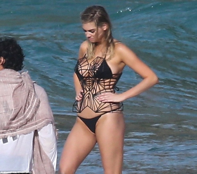 Mải tạo dáng bán khỏa thân, siêu mẫu Kate Upton ngã nhào xuống biển - 11
Kate Upton đã là gương mặt quen thuộc của tạp chí Sports Illustrated từ năm 2011 đến nay. Người đẹp 25 tuổi được chọn là gương mặt mới quyến rũ nhất của Sports Illustrated vào năm 2011 và đã ba lần xuất hiện trên trang bìa của tạp chí áo tắm rất được yêu thích này.