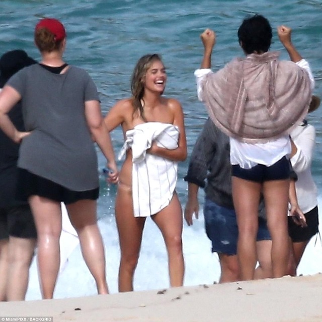 Mải tạo dáng bán khỏa thân, siêu mẫu Kate Upton ngã nhào xuống biển - 8 Mải tạo dáng bán khỏa thân, siêu mẫu Kate Upton ngã nhào xuống biển - 8