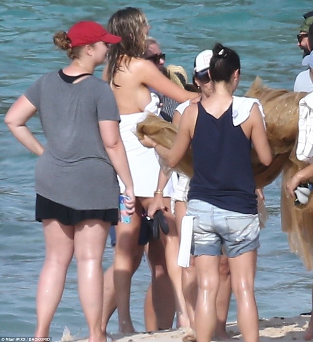 Mải tạo dáng bán khỏa thân, siêu mẫu Kate Upton ngã nhào xuống biển - 7
Người đẹp tóc vàng cười lớn sau sự cố hi hữu.