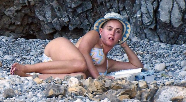 Katy Perry khoe dáng săn chắc trong bộ áo tắm hai mảnh - 5
Katy Perry chia tay với Orlando Bloom vào tháng 3/2017 sau gần 1 năm bên nhau. Gần đây, cô bị bắt gặp thân mật với một nam ca sĩ điển trai người Tây Ban Nha nhưng Katy Perry phủ nhận chuyện hò hẹn.
