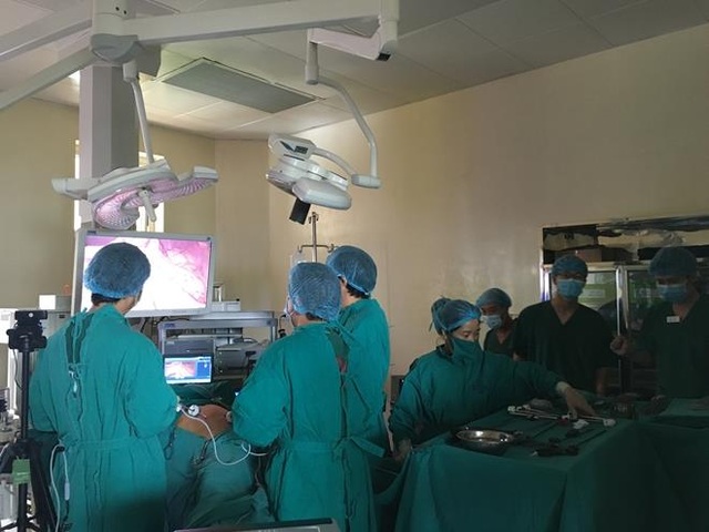 Loại ung thư phổ biến nhưng hàng nghìn ca chỉ phát hiện 30 ca giai đoạn sớm - 2 Tại Hội thảo, chuyên gia Nhật Bản đã phẫu thuật trình diễn nội soi cắt hạch dạ dày và hai bên đã chia sẻ, học hỏi được nhiều kinh nghiệm quý trong kỹ thuật. Ảnh: BS cung cấp.