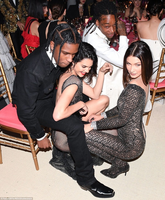 Kendall Jenner tình tứ bên bạn trai mới - 1
Những hình ảnh tình tứ và ngọt ngào của Kendall Jenner và bạn trai tin đồn A$AP Rocky tại sự kiện thời trang Met Gala mới được báo giới chia sẻ