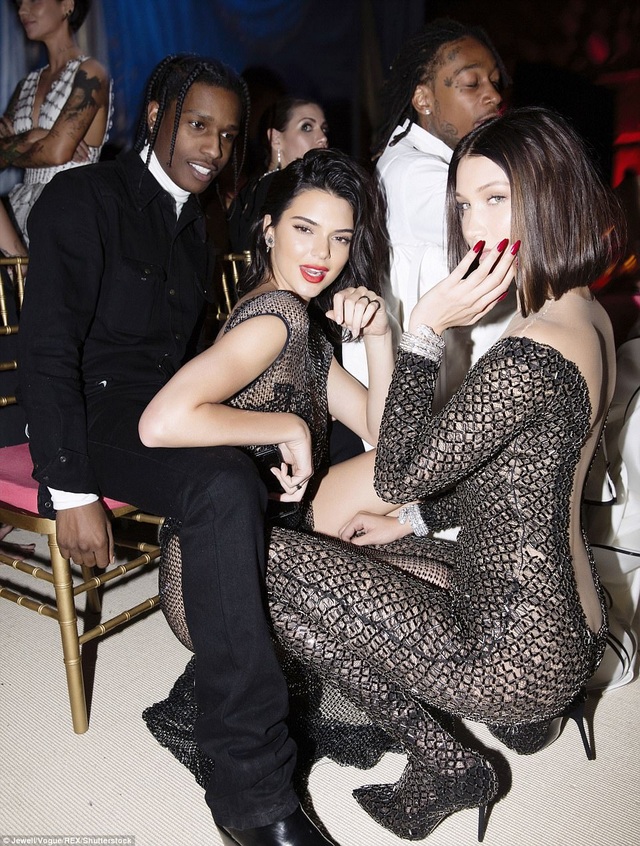 Kendall Jenner tình tứ bên bạn trai mới - 2
Cặp tình nhân trẻ chưa bao giờ xác nhận thông tin họ đang hẹn hò
