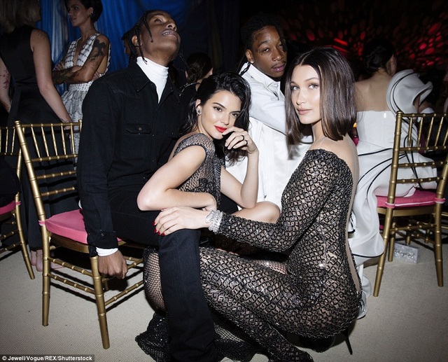 Kendall Jenner tình tứ bên bạn trai mới - 3
Tuy nhiên những bức hình này cho thấy mối quan hệ rất thân thiết và đặc biệt của em cô Kim và Rapper da màu