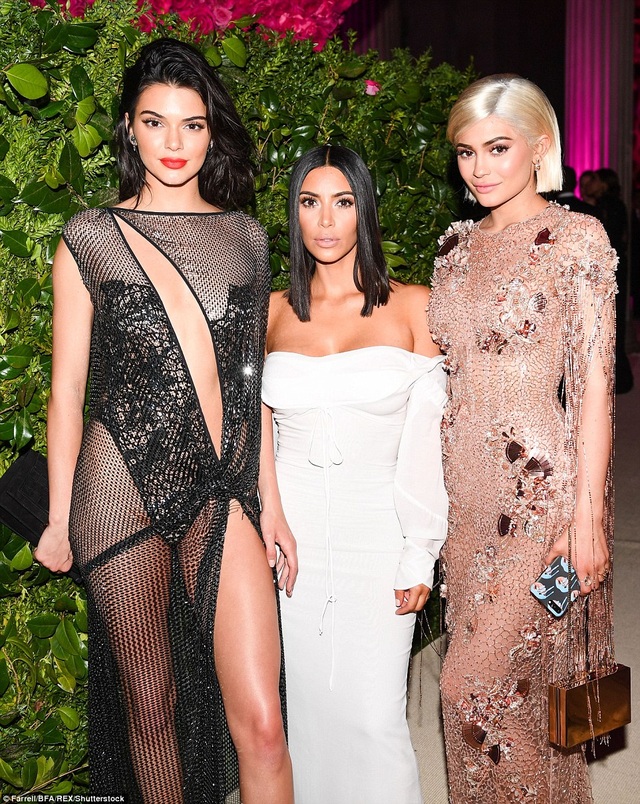 Kendall Jenner tình tứ bên bạn trai mới - 6
Cô Kim cũng tham dự sự kiện nhưng mờ nhạt hơn hẳn 2 em gái