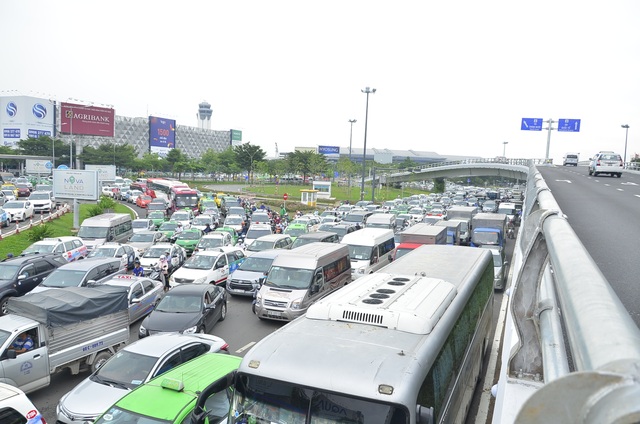 Có cầu vượt 240 tỷ, cửa ngõ Tân Sơn Nhất vẫn kẹt xe trầm trọng - 1 Cửa ngõ sân bay Tân Sơn Nhất kẹt cứng sáng 20/7