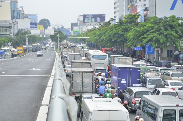 Có cầu vượt 240 tỷ, cửa ngõ Tân Sơn Nhất vẫn kẹt xe trầm trọng - 8 Các phương tiện kẹt cứng hướng sân bay đi ra