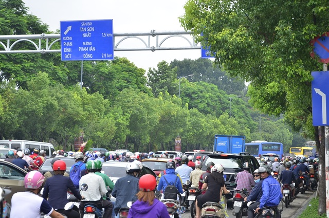 Có cầu vượt 240 tỷ, cửa ngõ Tân Sơn Nhất vẫn kẹt xe trầm trọng - 2 Lối vào sân bay kẹt cứng sáng nay