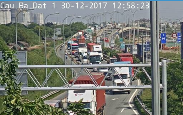 “Bò” suốt 2 tiếng chưa qua được cầu Phú Mỹ - 10
Cao tốc Long Thành - Dầu Giây cũng ùn ứ lúc 13h chiều nay (ảnh chụp qua camera).
