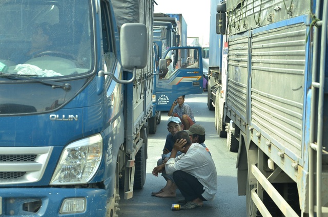 “Bò” suốt 2 tiếng chưa qua được cầu Phú Mỹ - 7
Tình trạng kẹt xe kéo dài khiến nhiều tài xế rời ca bin xuống đường... tán gẫu.
