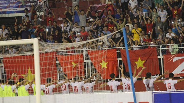 Sân Thống Nhất sôi động trong ngày U22 Việt Nam giành vé dự VCK U23 châu Á - 13 Màn chào khán giả theo kiểu Viking của cầu thủ U22 Việt Nam sau trận đấu
