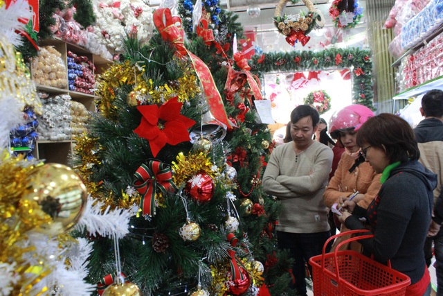 Cây thông, dây kim tuyến, tượng người tuyết… hút khách mùa Giáng sinh - 3 Nhộn nhịp người xem, người mua đồ trang trí trước Noel