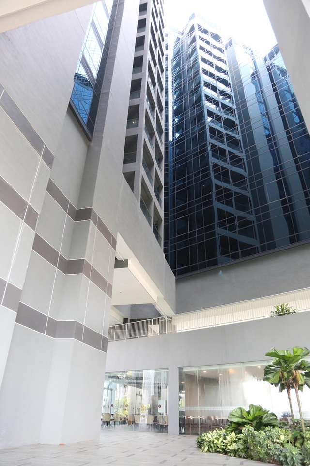 Thanh niên Việt Nam rơi từ tầng 15, tử vong tại Singapore - 2
Nạn nhân được cho là ngã từ tầng 15 của khách sạn sau khi cãi nhau với bạn (Ảnh: Straitstimes)