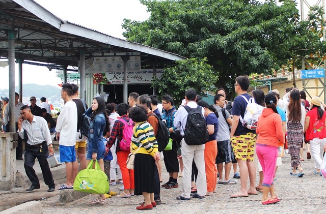 Khách Trung Quốc đến Nha Trang hơn 100.000 lượt trong một tháng - 1 Du khách Trung Quốc ở bến tàu du lịch Cầu Đá (TP Nha Trang), vào đầu năm 2017 - Ảnh: Viết Hảo