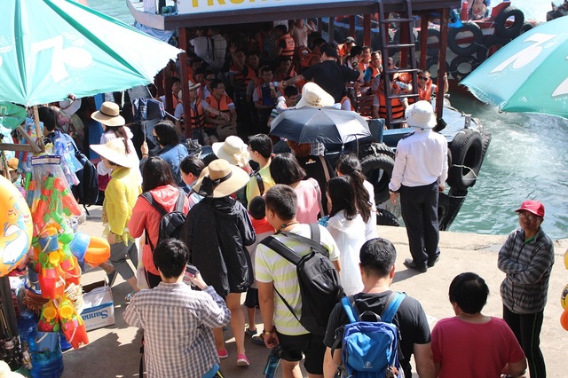Nha Trang: Du lịch biển đảo nhộn nhịp du khách Trung Quốc - 5 Du khách Trung Quốc đông nghẹt ở bến tàu Cầu Đá, trưa 9/2