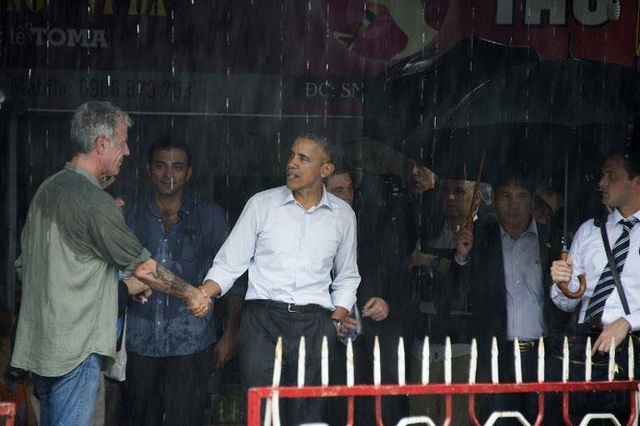 Những nguyên thủ nước ngoài thích ẩm thực đường phố ở Việt Nam - 6
Tổng thống Obama dừng chân ở một quán trà đá ven đường và mua món cốm đặc sản của làng Mễ Trì khi đoàn xe của ông trú mưa tại đây. Ảnh: AFP)