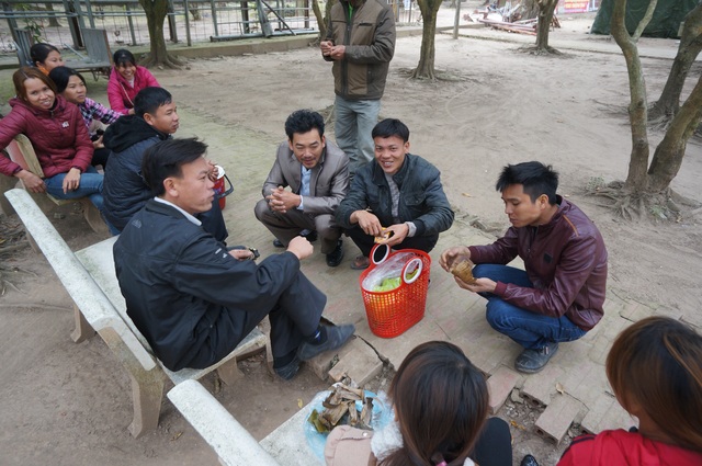 Dịch vụ ăn theo “bủa vây” đền Trần trước đêm khai ấn - 4
Du khách nghỉ ngơi ăn tạm đồ trước khuôn viên đền Thiên Trường.