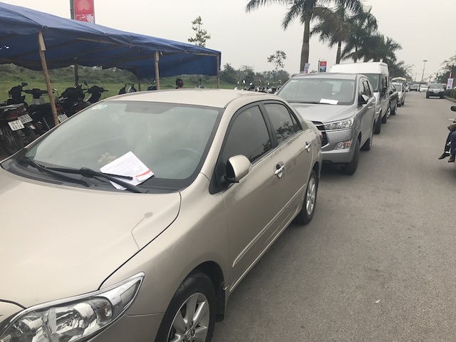 Dịch vụ ăn theo “bủa vây” đền Trần trước đêm khai ấn - 5
Hàng loạt xe ô tô bị người phát tờ rơi tờ rơi treo tờ quảng cáo trước xe khiến du khách bức xúc