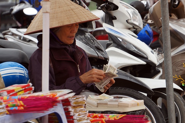 Dịch vụ ăn theo “bủa vây” đền Trần trước đêm khai ấn - 7
Điểm đổi tiền lẻ ăn chênh lệch