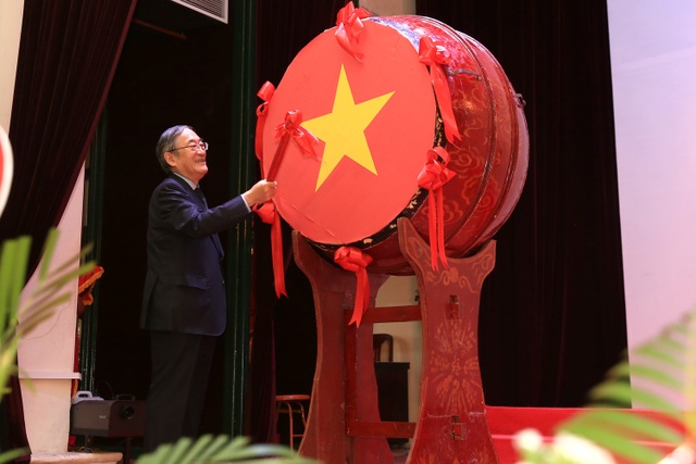 Giáo dục khai phóng là mục tiêu hoạt động của trường ĐH Việt Nhật - 1
Hiệu trưởng Trường Đại học Việt Nhật ông Furuta Motoo đánh trống khai trường