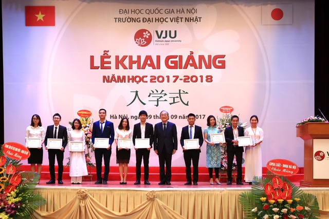 Giáo dục khai phóng là mục tiêu hoạt động của trường ĐH Việt Nhật - 3
Tại buổi lễ, Trường ĐH Việt Nhật đã biểu dương khen thưởng nhiều học viên xuất sắc của trường khóa I