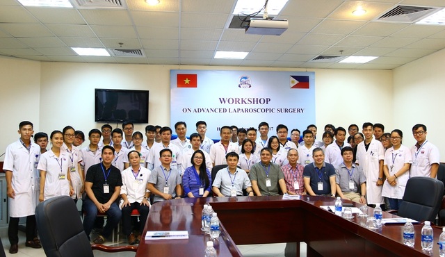 BV TƯ Huế đào tạo bác sĩ ngoại - 1 Các BS Philippines cùng BS Bệnh viện Trung ương Huế chụp ảnh tại buổi ra mắt Khóa đào tạo phẫu thuật nội soi nâng cao
