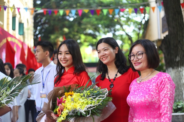 Rộn ràng lễ khai giảng năm học mới trên mọi miền Tổ quốc - 2 Thầy trò Trường THPV Việt Đức (Hà Nội) phấn khởi trong lễ khai giảng. (Ảnh: Hồng Minh)