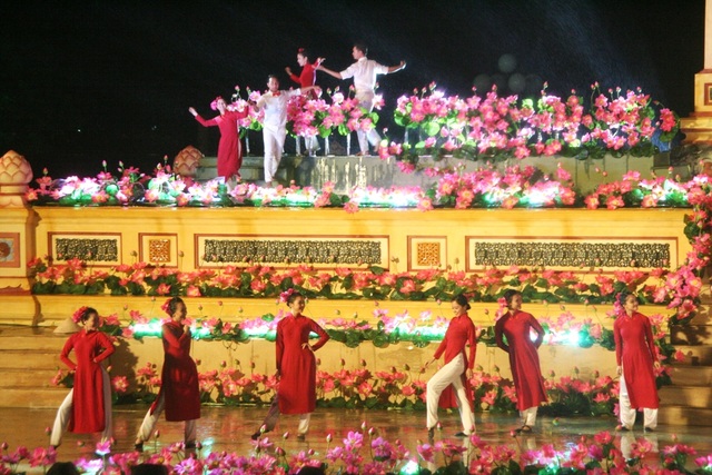 Đêm Khai mạc Festival Nghề truyền thống Huế 2017 đầy cảm xúc với nón lá, áo dài - 12 Đêm Khai mạc Festival Nghề truyền thống Huế 2017 đầy cảm xúc với nón lá, áo dài - 12