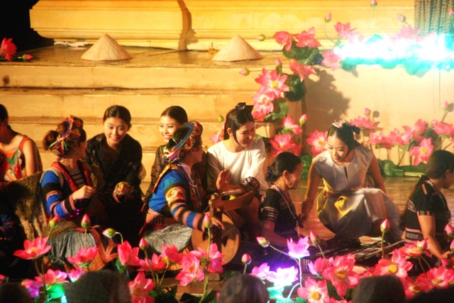 Đêm Khai mạc Festival Nghề truyền thống Huế 2017 đầy cảm xúc với nón lá, áo dài - 16 Các nghệ nhân biểu diễn dệt ngay trên sân khấu