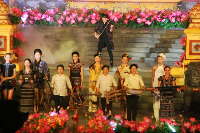 Đêm Khai mạc Festival Nghề truyền thống Huế 2017 đầy cảm xúc với nón lá, áo dài - 3 Các nghệ nhân các làng nghề dệt trên cả nước góp mặt trên sân khấu đêm khai mạc cùng các người mẫu