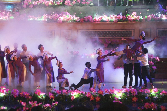 Đêm Khai mạc Festival Nghề truyền thống Huế 2017 đầy cảm xúc với nón lá, áo dài - 14 Áo dài tím Huế lãng đãng khói sương