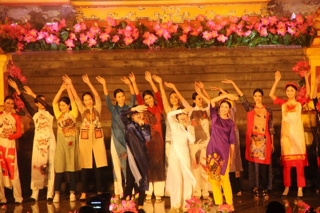 Đêm Khai mạc Festival Nghề truyền thống Huế 2017 đầy cảm xúc với nón lá, áo dài - 17