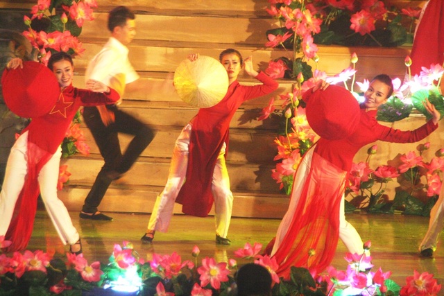 Đêm Khai mạc Festival Nghề truyền thống Huế 2017 đầy cảm xúc với nón lá, áo dài - 6 Đêm Khai mạc Festival Nghề truyền thống Huế 2017 đầy cảm xúc với nón lá, áo dài - 6