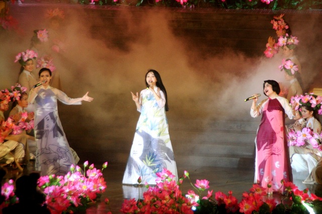 Đêm Khai mạc Festival Nghề truyền thống Huế 2017 đầy cảm xúc với nón lá, áo dài - 4 Những mẫu áo dài trên tác phẩm hội họa bật mí trước với khán giả trong 1 tiết mục đêm khai mạc Festival