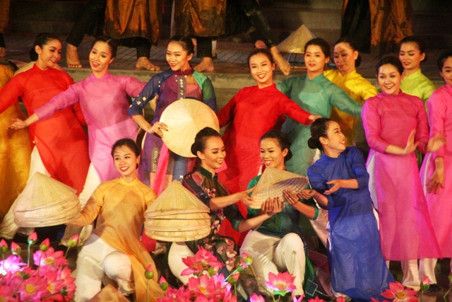Đêm Khai mạc Festival Nghề truyền thống Huế 2017 đầy cảm xúc với nón lá, áo dài - 8 Áo dài, nón lá tràn đầy sân khấu khai mạc trong các tiết mục đặc sắc