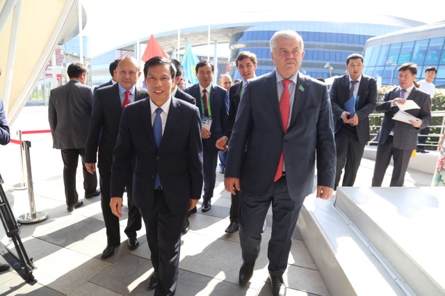 Ngày Quốc gia Việt Nam tại EXPO 2017 thu hút hàng nghìn du khách tham quan - 1 Bộ trưởng Bộ Văn hóa, Thể thao và Du lịch Nguyễn Ngọc Thiện đã chủ trì Ngày Quốc gia Việt Nam. Phó Chủ tịch Hạ viện Kazakhstan cùng nhiều quan chức cấp cao của Kazakhstan tham dự sự kiện.