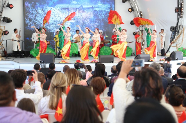 Ngày Quốc gia Việt Nam tại EXPO 2017 thu hút hàng nghìn du khách tham quan - 5 Chương trình gồm nhiều tiết mục đặc sắc, ấn tượng, mang đậm dấu ấn văn hóa truyền thống của văn hóa nghệ thuật Việt Nam.
